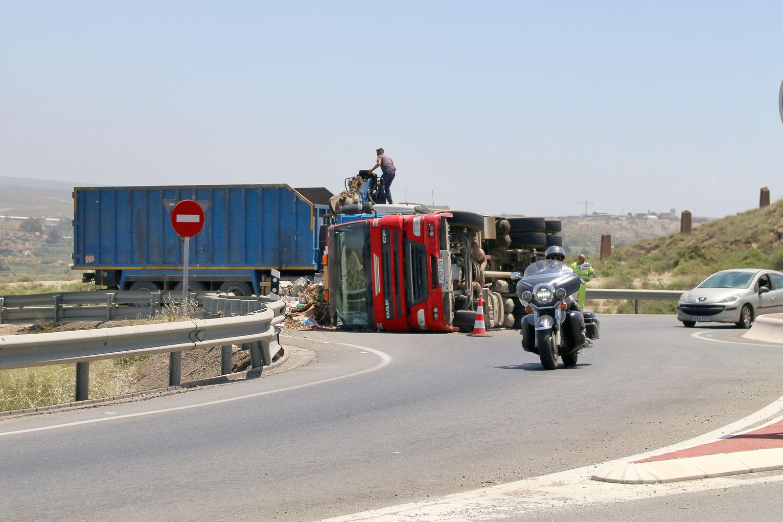 Vuelca un camión en la rotonda de la fábrica de Briseis
