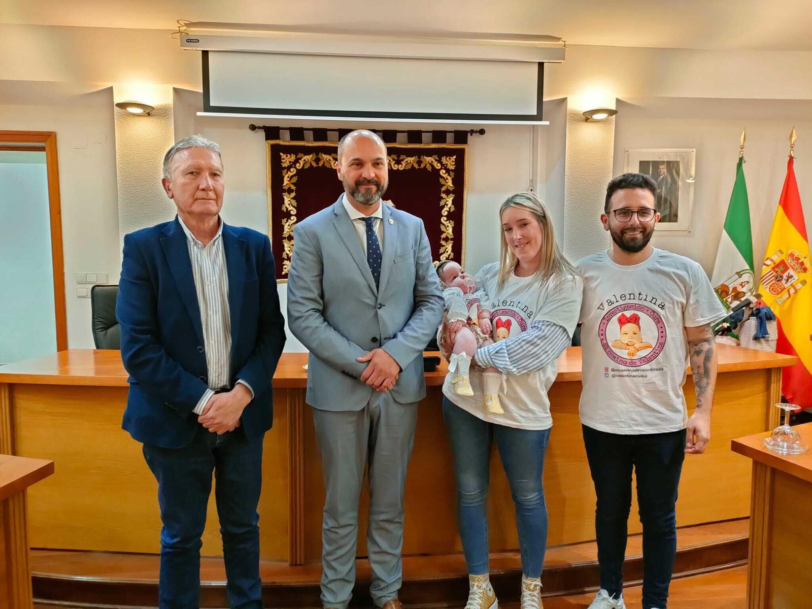 El doctor Sánchez Alcázar, el alcalde, Miguel Alconchel, y los padres de Valentina con la pequeña.