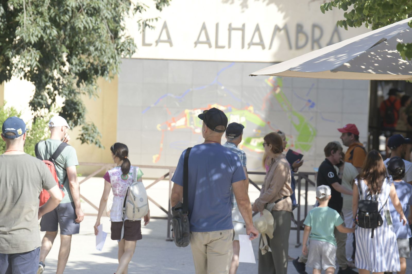 Visitantes acceden a la Alhambra.