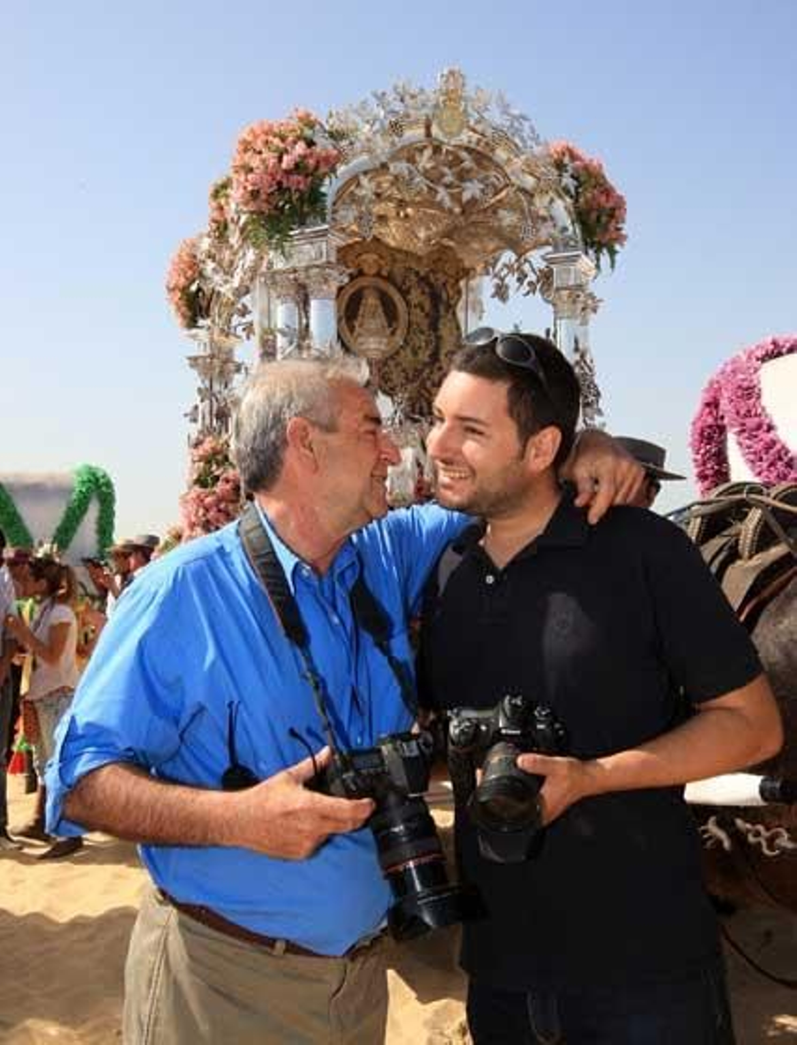 Los Carretero, fotógrafos y padre e hijo, se abrazan ayer ante el Simpecado de Jerez.

Foto: Juan Carlos Toro