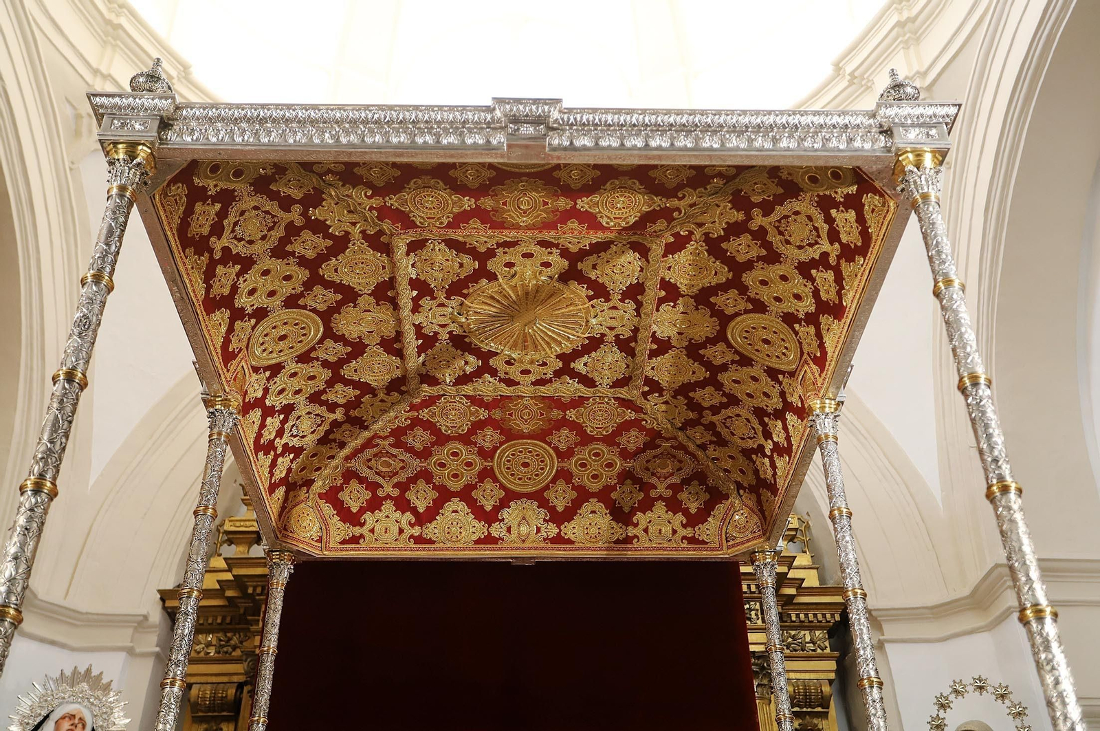 Imágenes de la Virgen del Rocío y sus nuevas andas