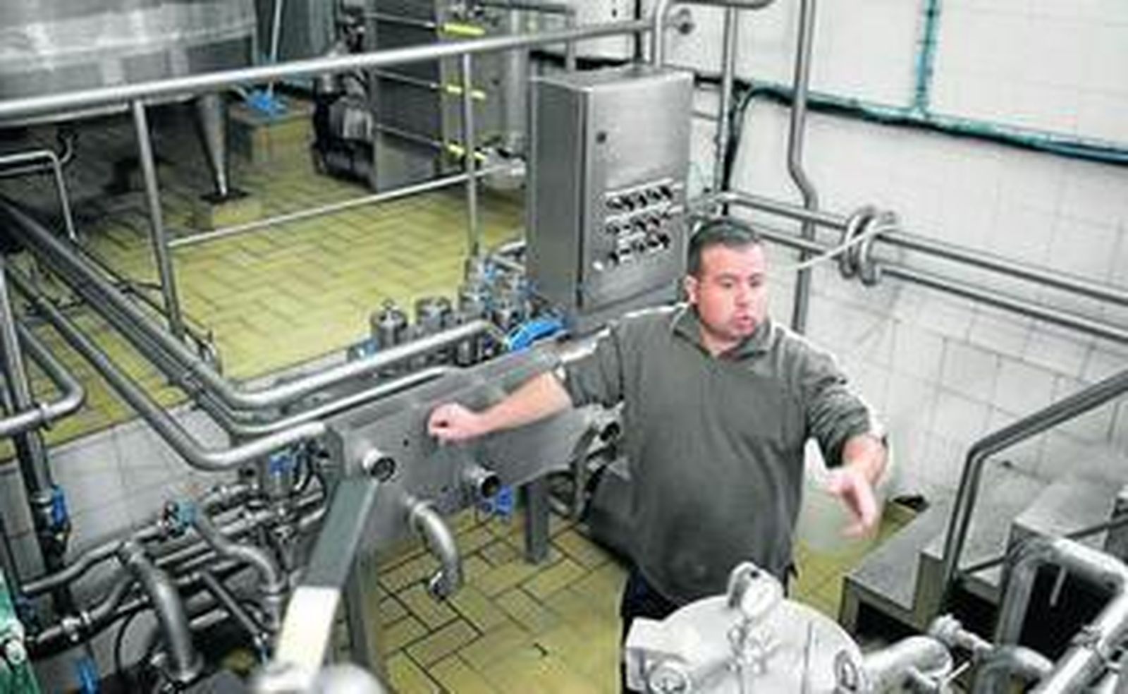 Un operario de la cooperativa Los Filabres realiza tareas con la leche de cabra.