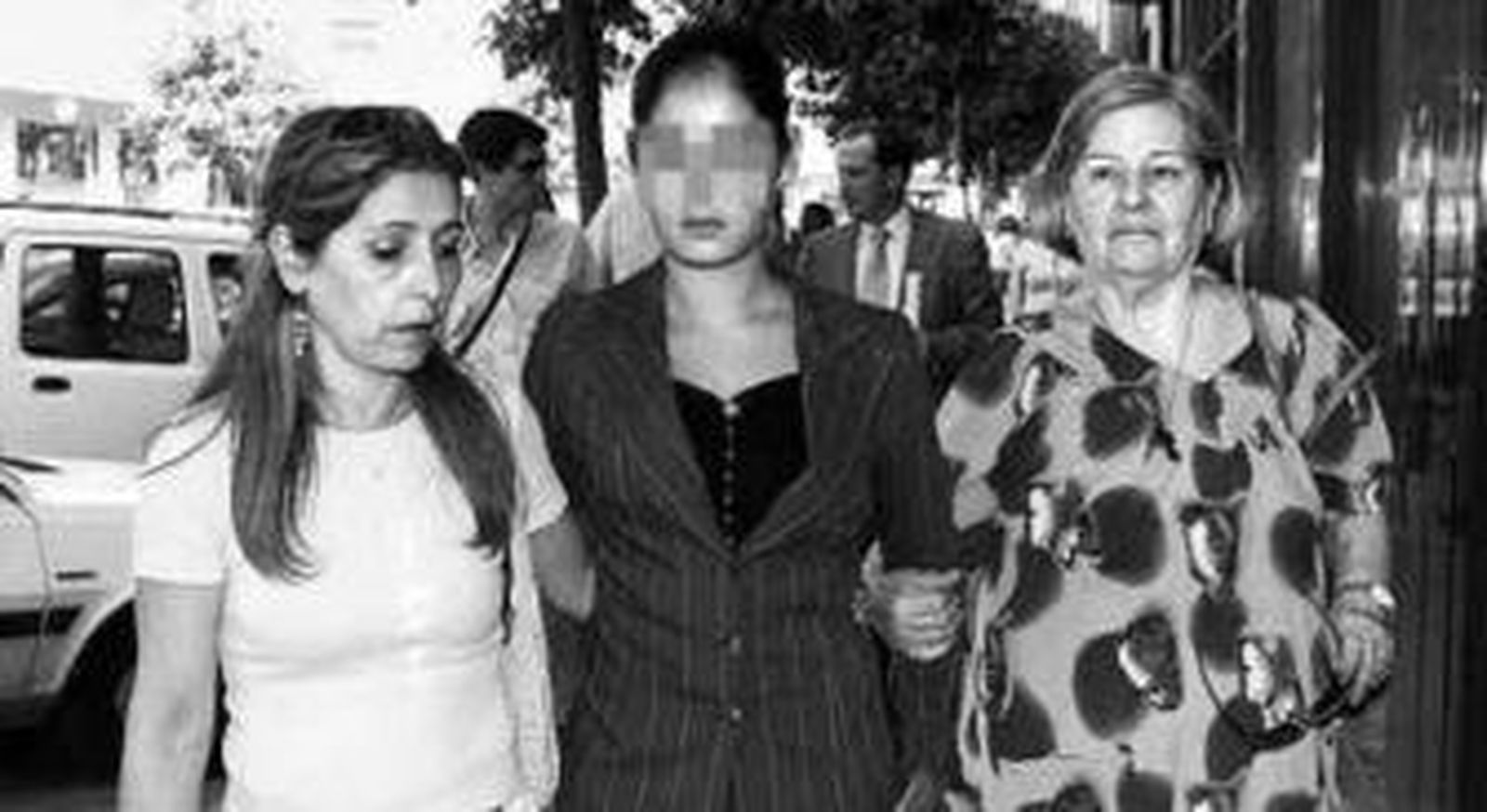 Carmen Fernández, junto a su hija Sara en una imagen de 2004.