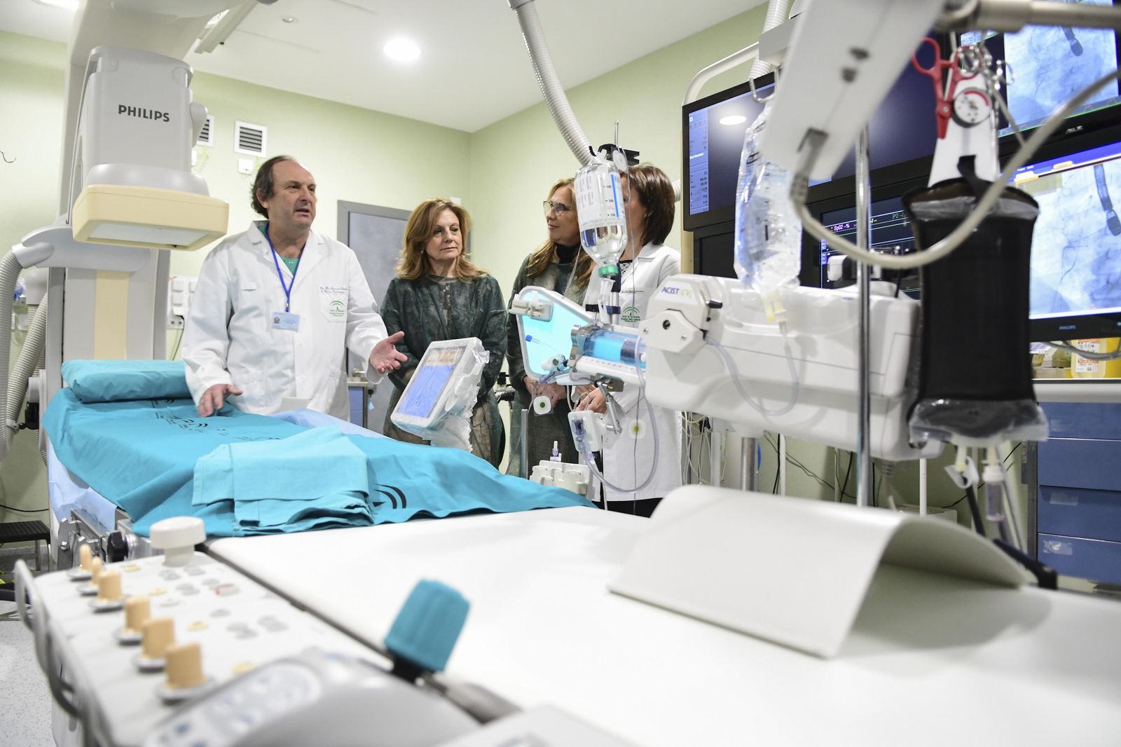 El facultativo Manuel Pan explica el funcionamiento de los equipos a la consejera de Salud, Marina Álvarez.