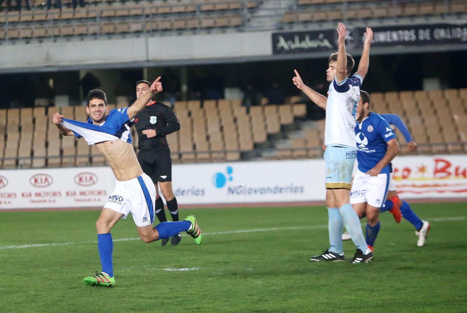 José Manuel Barba se levanta la camiseta para celebrar uno de sus goles en Chapín.