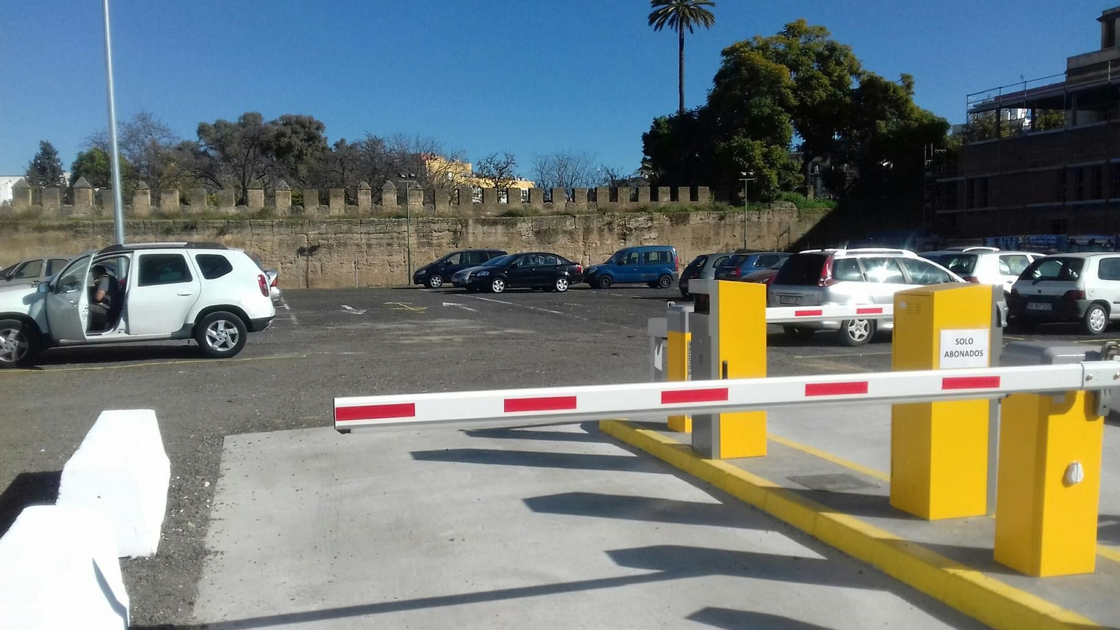 El aparcamiento junto a la muralla de los Jardines del Valle.