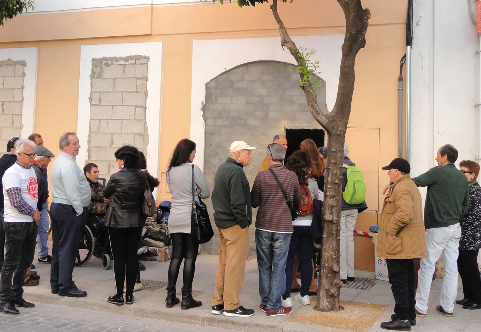 Algunos de los ocupas, ayer con miembros del Foro y de Levantemos.