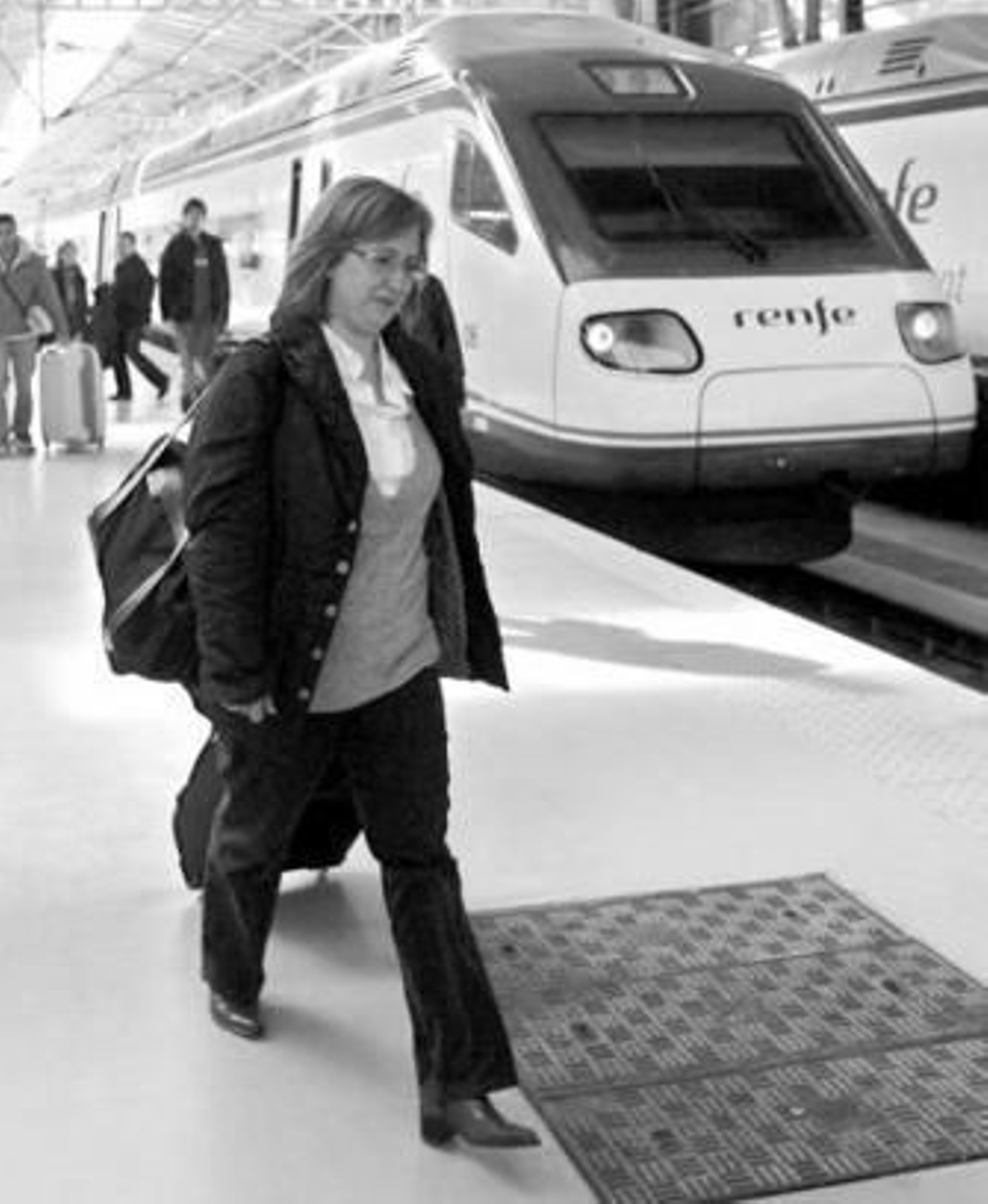 1. Una mujer se aleja del tren Avant en la estación de Córdoba tras llegar desde Málaga en el servicio de las 16.15, uno de los doce que conectan Málaga y Córdoba. 2. Francisco Muñoz (dcha.) junto a un compañero de estudios camino del aeropuerto malagueño, donde cogerían un avión hacia Lille. 3. La joven Fátima Rodríguez, una cordobesa que estudia en Málaga y que ayer mostraba su satisfacción por la importante reducción del precio del billete del nuevo Avant, que tarda poco más de una hora.