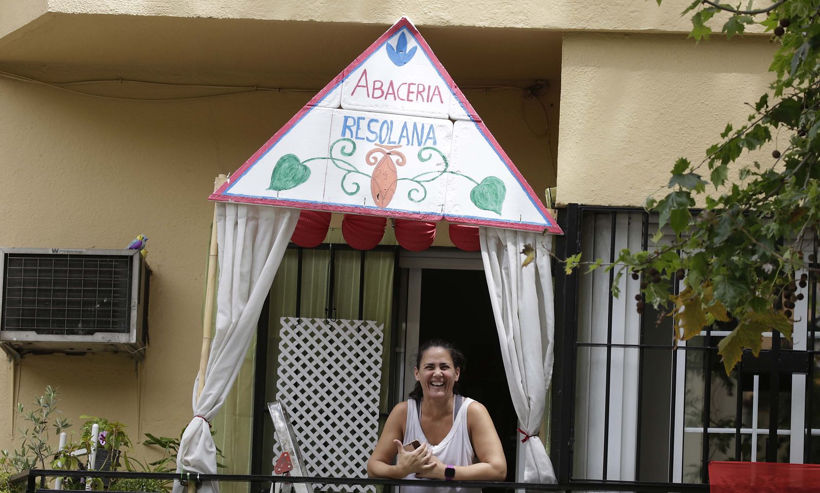 Mantones y farolillos en los balcones