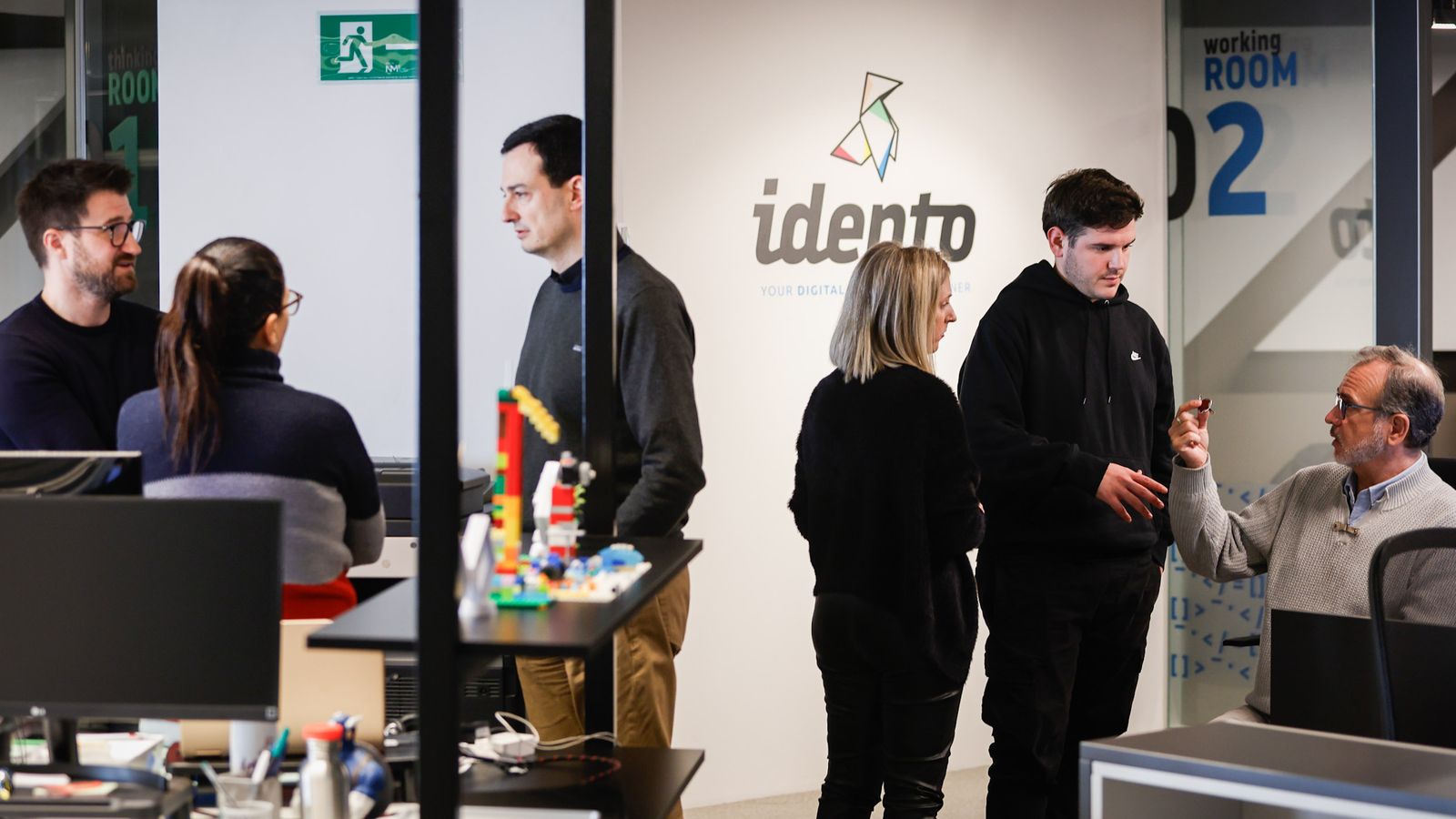 La agencia granadina cuenta con profesionales especializados, organizados en equipos de PPC, SEO, Analítica y Desarrollo Web.