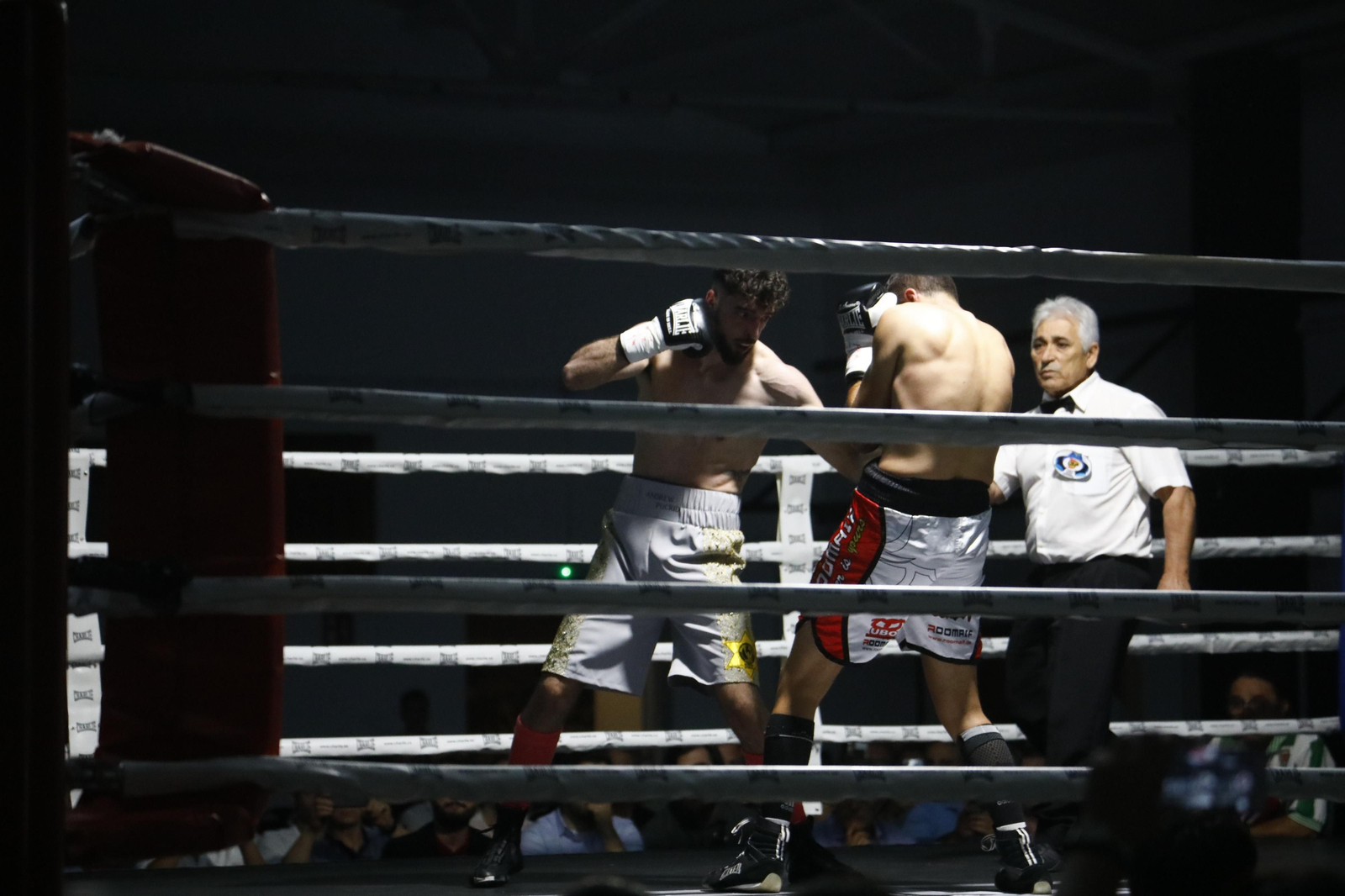 La victoria de El Cazador Jr sobre Mathieu Gomes en Córdoba, en imágenes