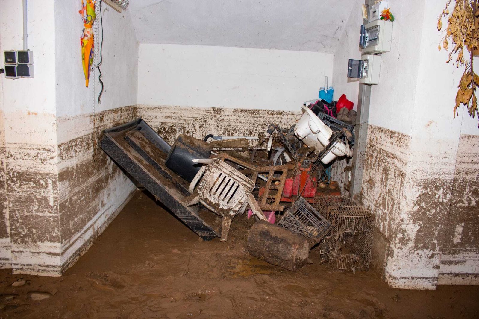Fotos: la familia que tuvo que salir de su casa buceando por la tormenta en Granada