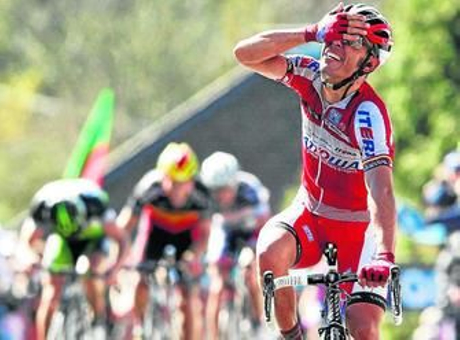 Purito Rodríguez se echa la mano al rostro justo antes de entrar primero en la meta.