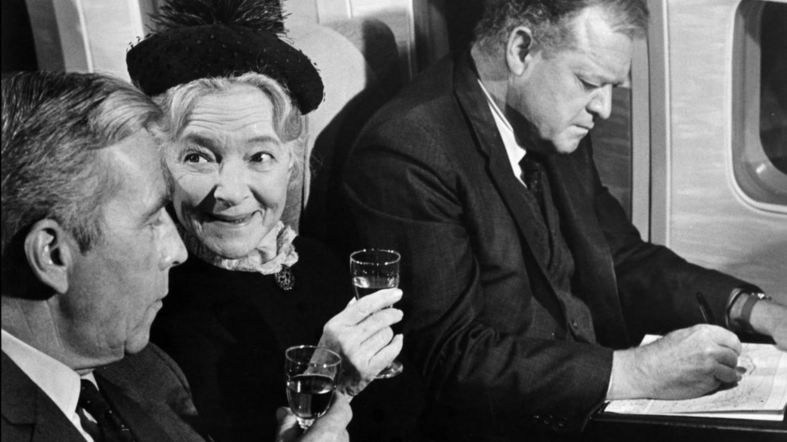 Dos pasajeros del film 'Aeropuerto' disfrutan de una copa de jerez.