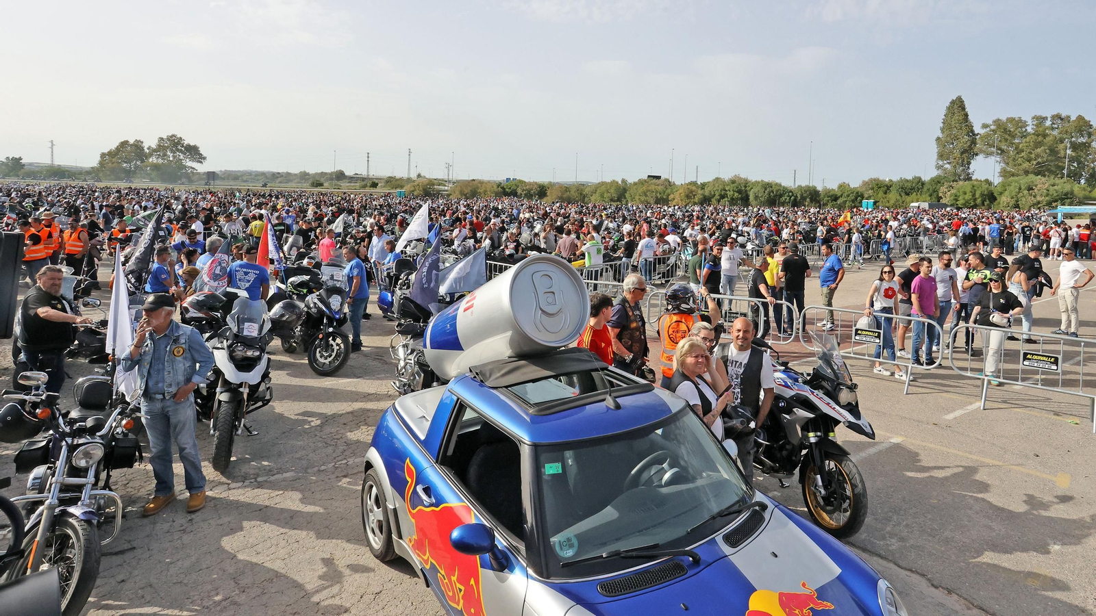 Salida de la caravana motera desde el Circuito de Jerez - Ángel Nieto Salida de la caravana motera desde el Circuito de Jerez - Ángel Nieto