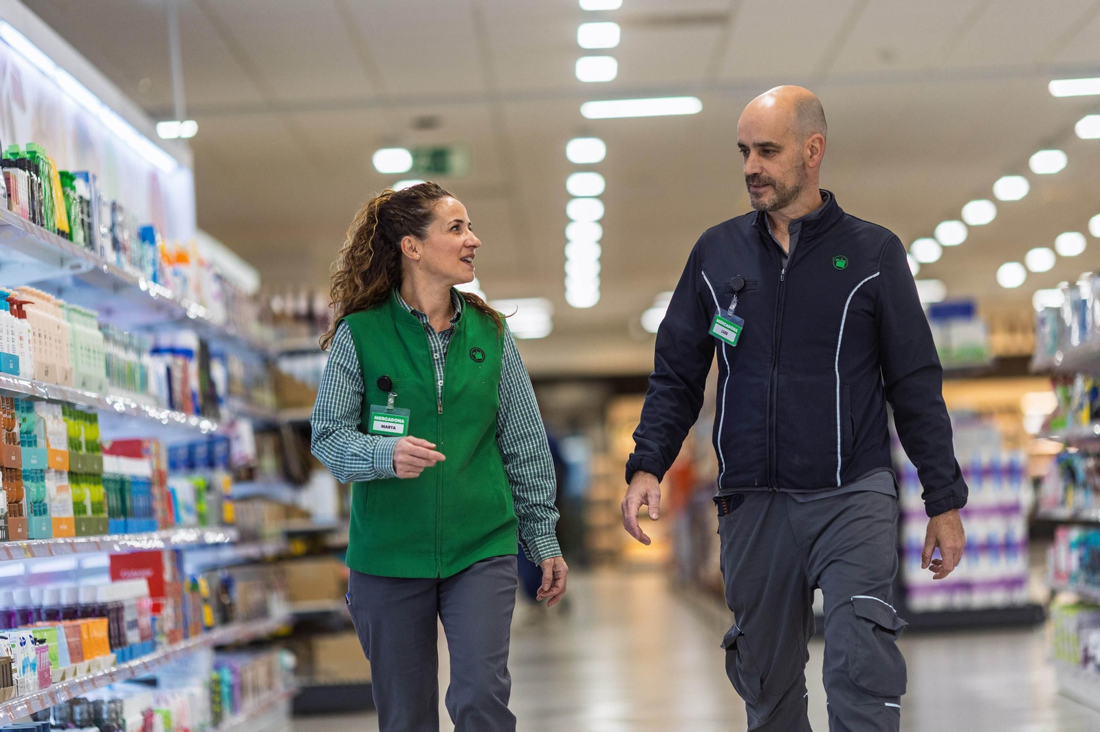 Trabajadores de Mercadona en un supermercado