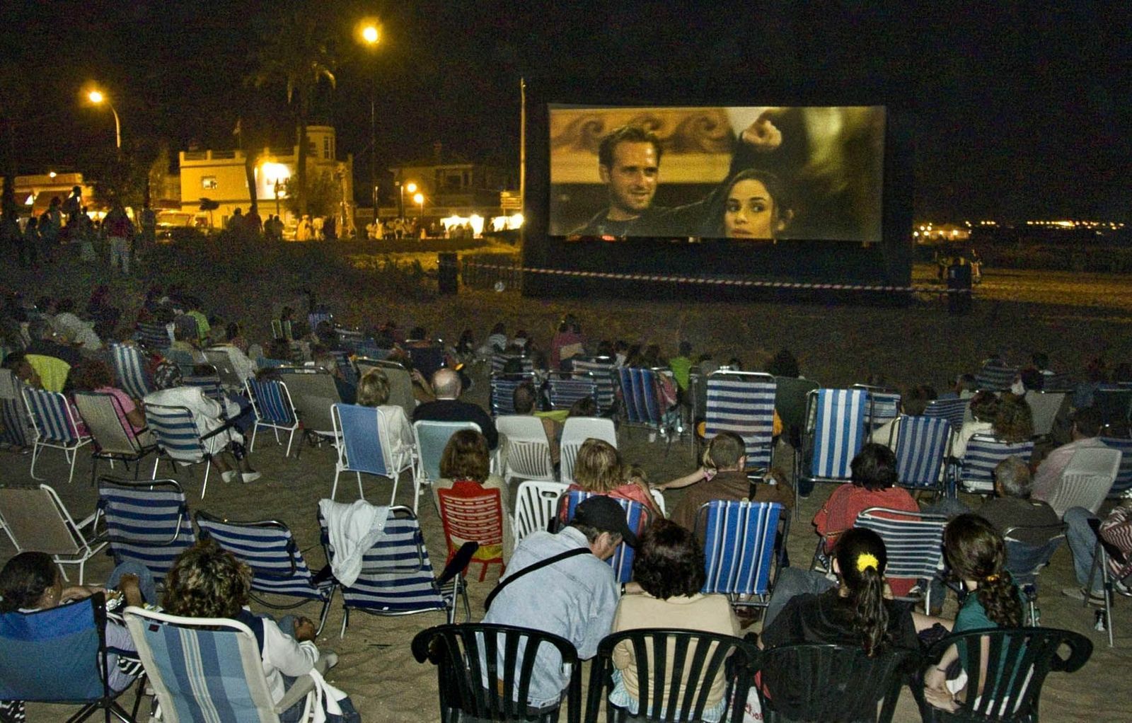 Imagen de archivo de la proyección de una película en La Barrosa.