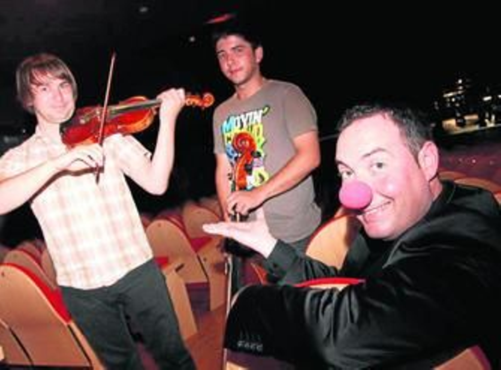 Mago Luigi y los músicos de Brio Quartet, ayer, en el patio de butacas del Teatro Alameda.