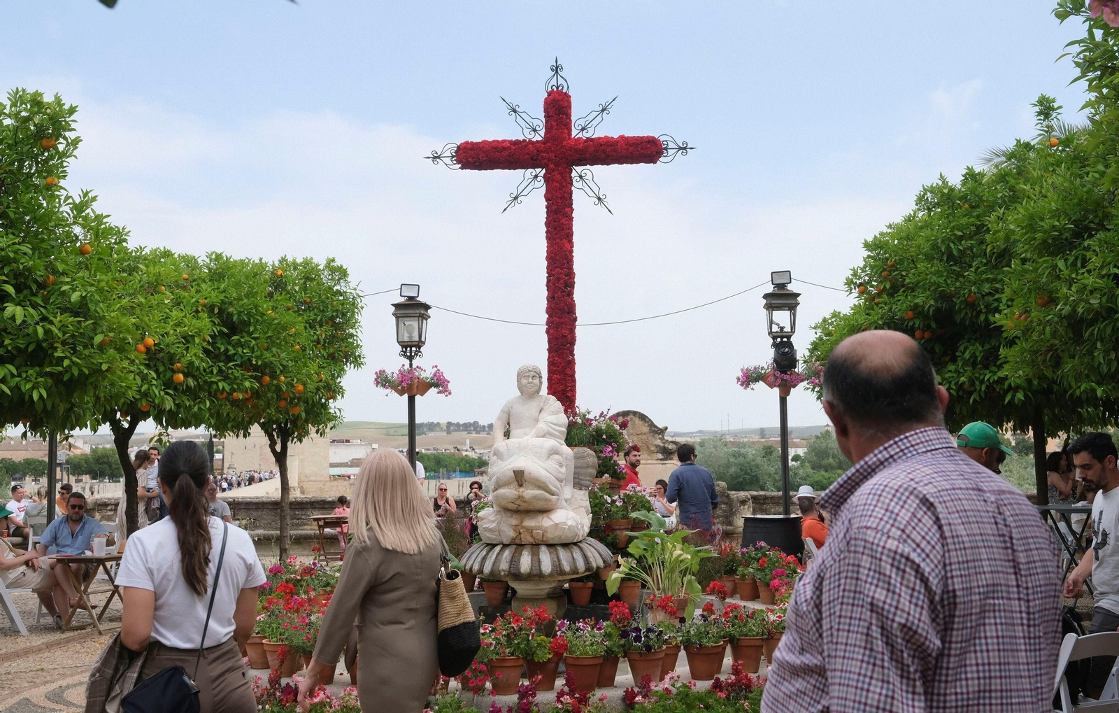 Ganas de fiesta a las puertas del fin de semana en las Cruces de Mayo de Córdoba, en imágenes