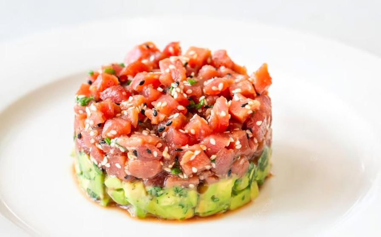 Tartar refrescante de tomate y aguacate