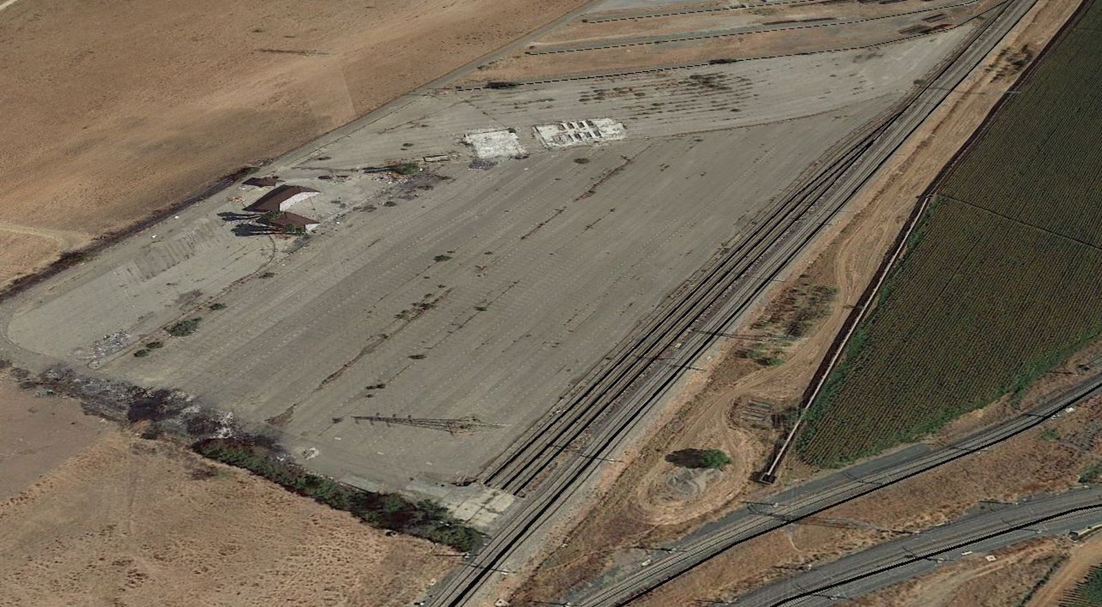 Terrenos de Majarabique, junto a las vías del tren.