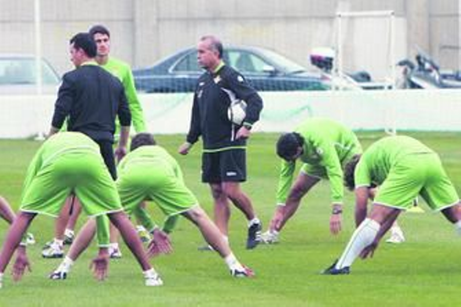 Antonio Tapia observa atentamente el trabajo de la plantilla verdiblanca.