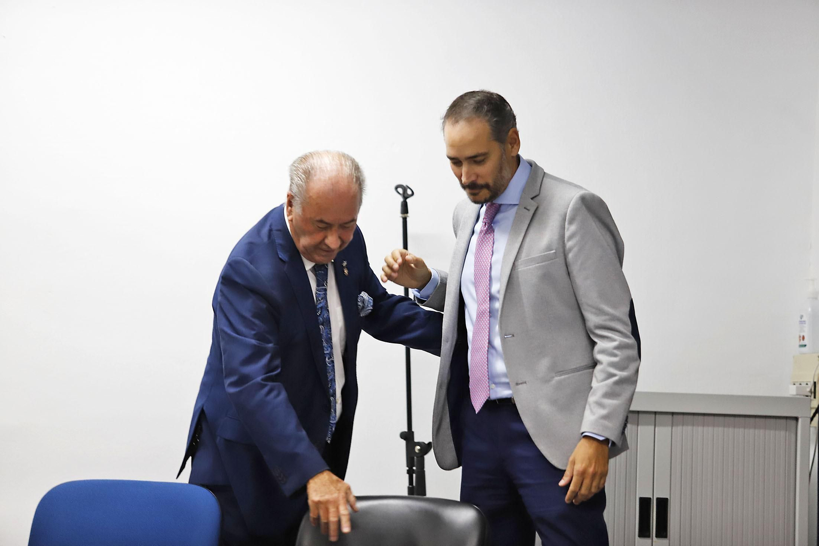 Imágenes del acto de presentación del cartelista, el pregonero y el titular del Vía Crucis de la Semana de Huelva 2024.