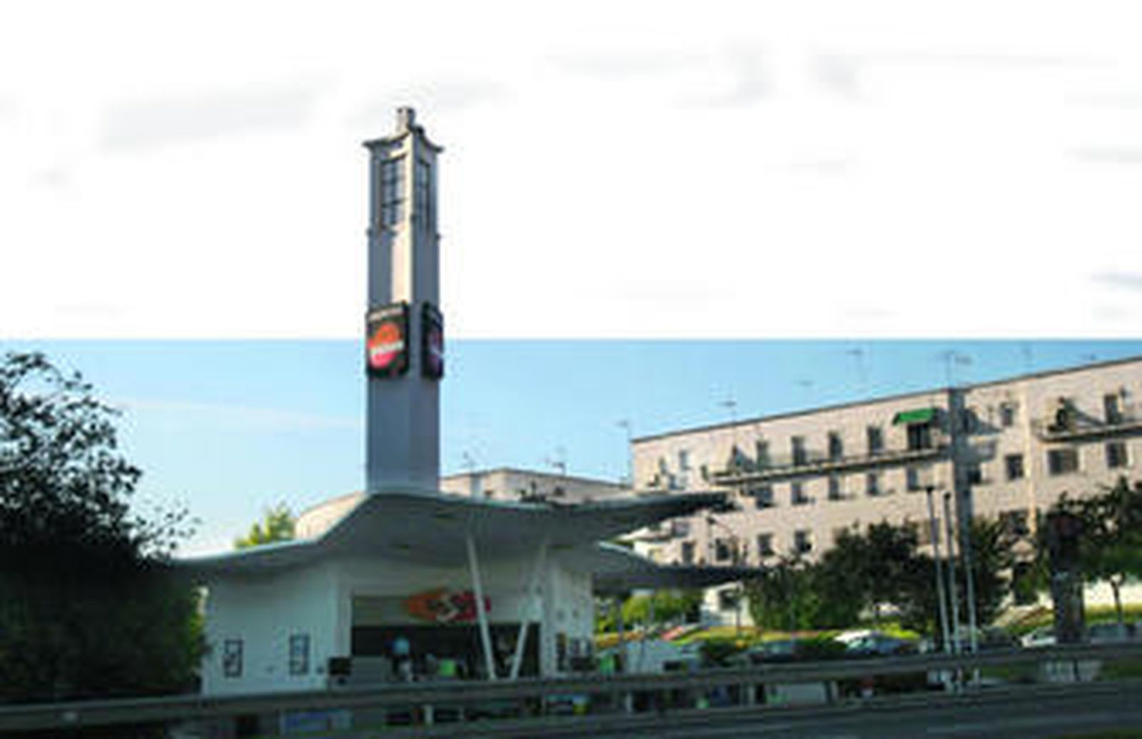Aspecto actual de la gasolinera de Alejandro Herrero (1955-1957), donde se ha colocado una placa de la identifica como edificio catalogado.