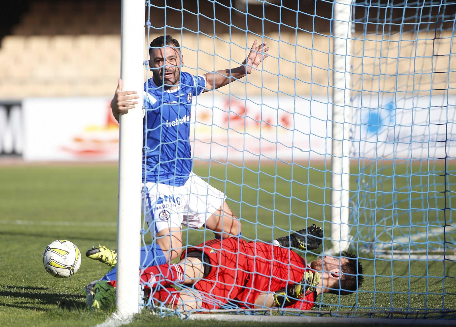 Guille, en el momento de superar a Adrián, que sacó el balón de dentro de su portería.