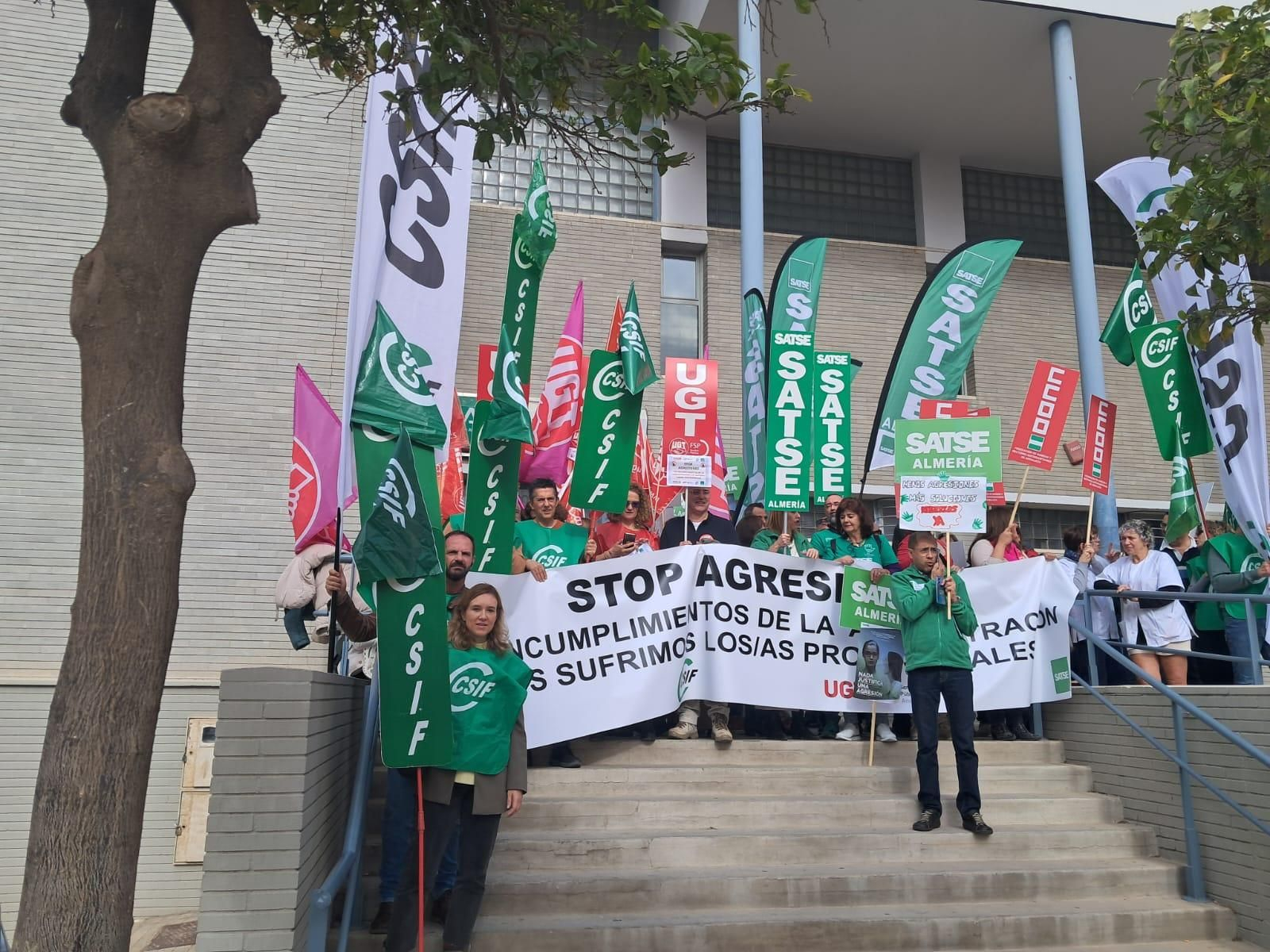 Concentración en la puerta del Centro de Salud Cruz de Caravaca de Almería