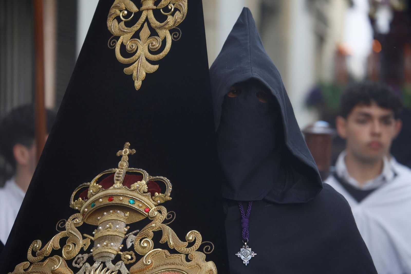 La procesión de la Universitaria en este Martes Santo de Córdoba, en imágenes