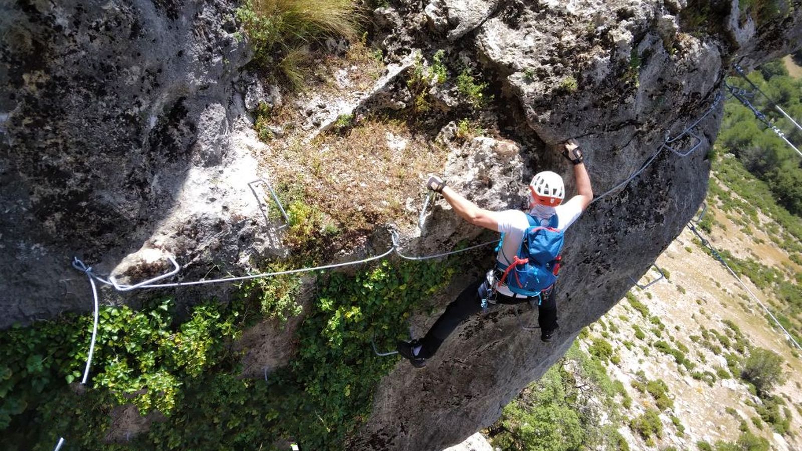 Los amantes de las alturas y la adrenalina tienen hasta cuatro citas en marzo y abril en Sierra Mágina con dos vías ferratas.