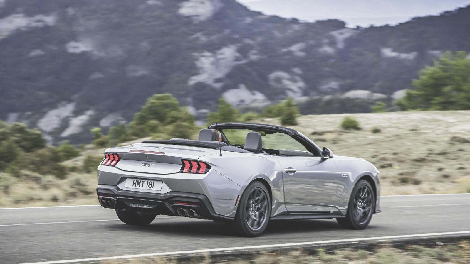 Disponible con dos carrocerías, coupé y descapotable, sus dimensiones son 4,81 m de largo, 1,92 m de ancho y 1,40 de alto. Disponible con dos carrocerías, coupé y descapotable, sus dimensiones son 4,81 m de largo, 1,92 m de ancho y 1,40 de alto.