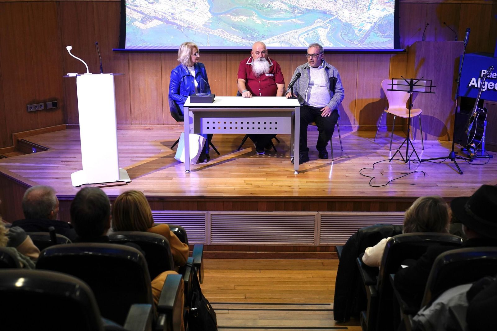 Fotos de la entrega del premio Ateneo José Román de Algeciras 2025 a Juan Moya