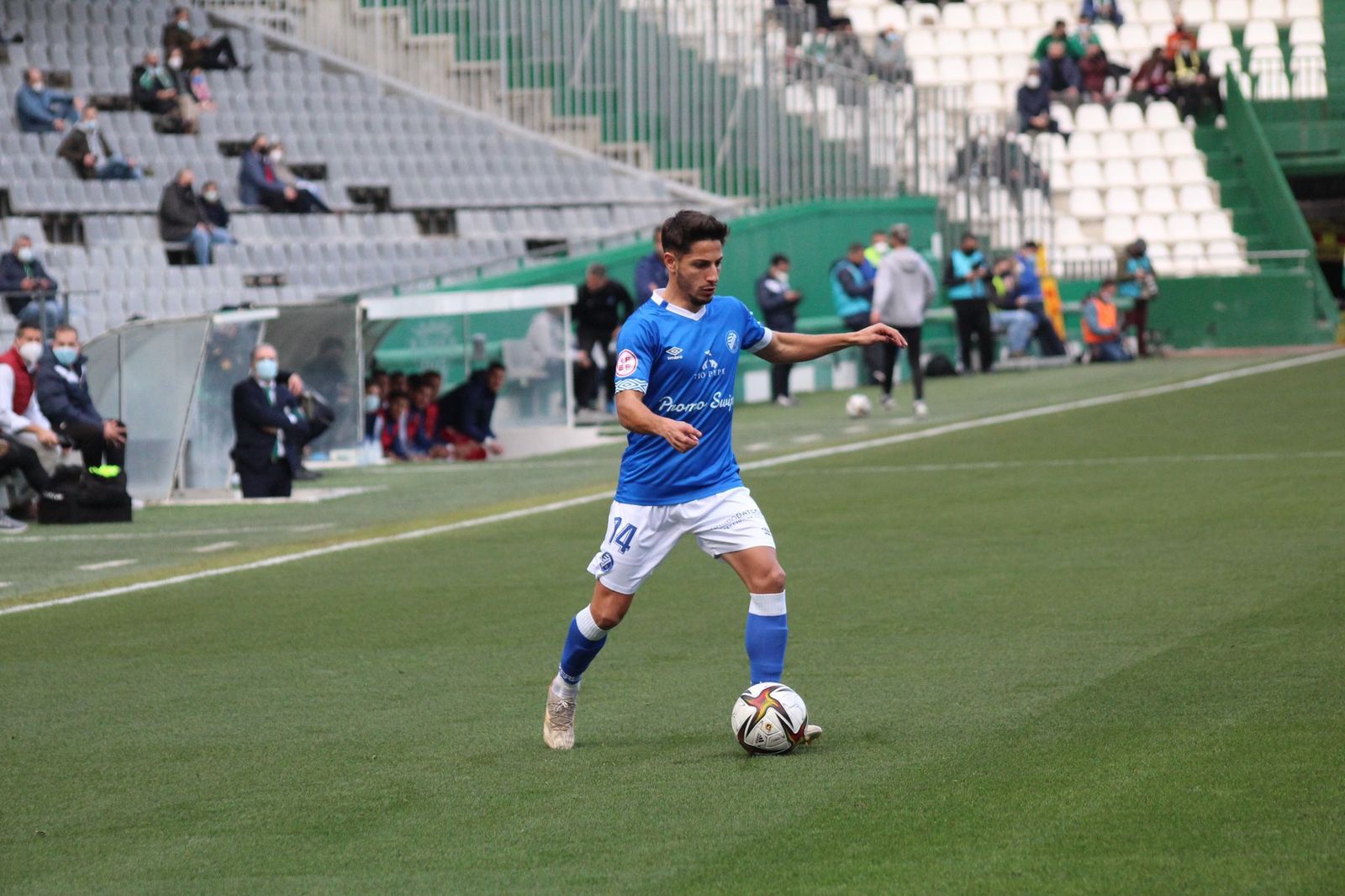 Javilillo fue titular en Córdoba, pero se volvió a lesionar y sólo estuvo ocho minutos en el campo.