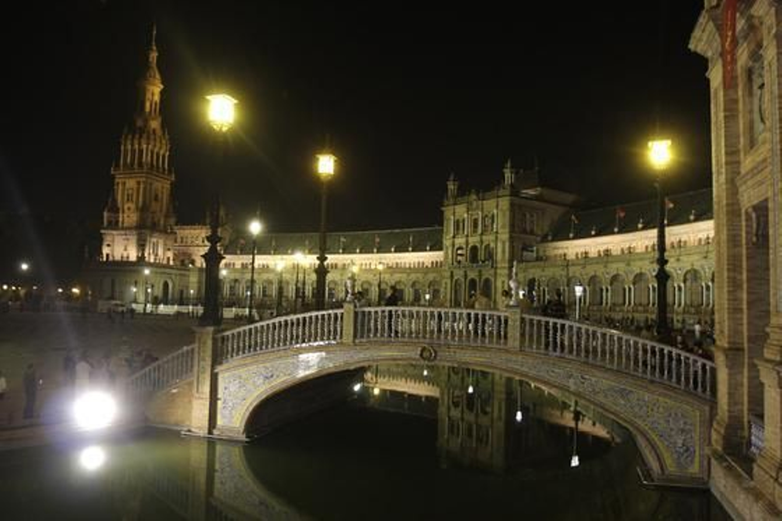 Los sevillanos disfrutan de la "nueva" Plaza de España.

Foto: José Ángel García