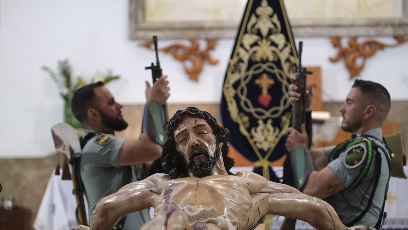 La Legión custodia el Cristo de la Buena Muerte en la Semana Santa de El Parador 2025