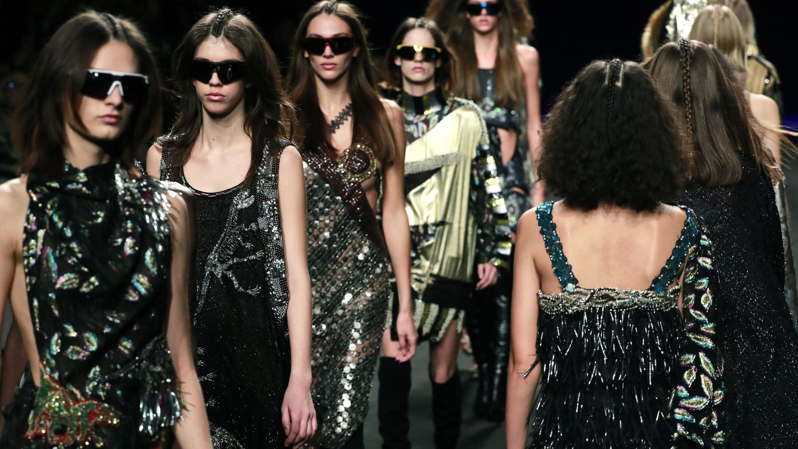 Brillos y lentejuelas en las propuestas de Custo Barcelona.