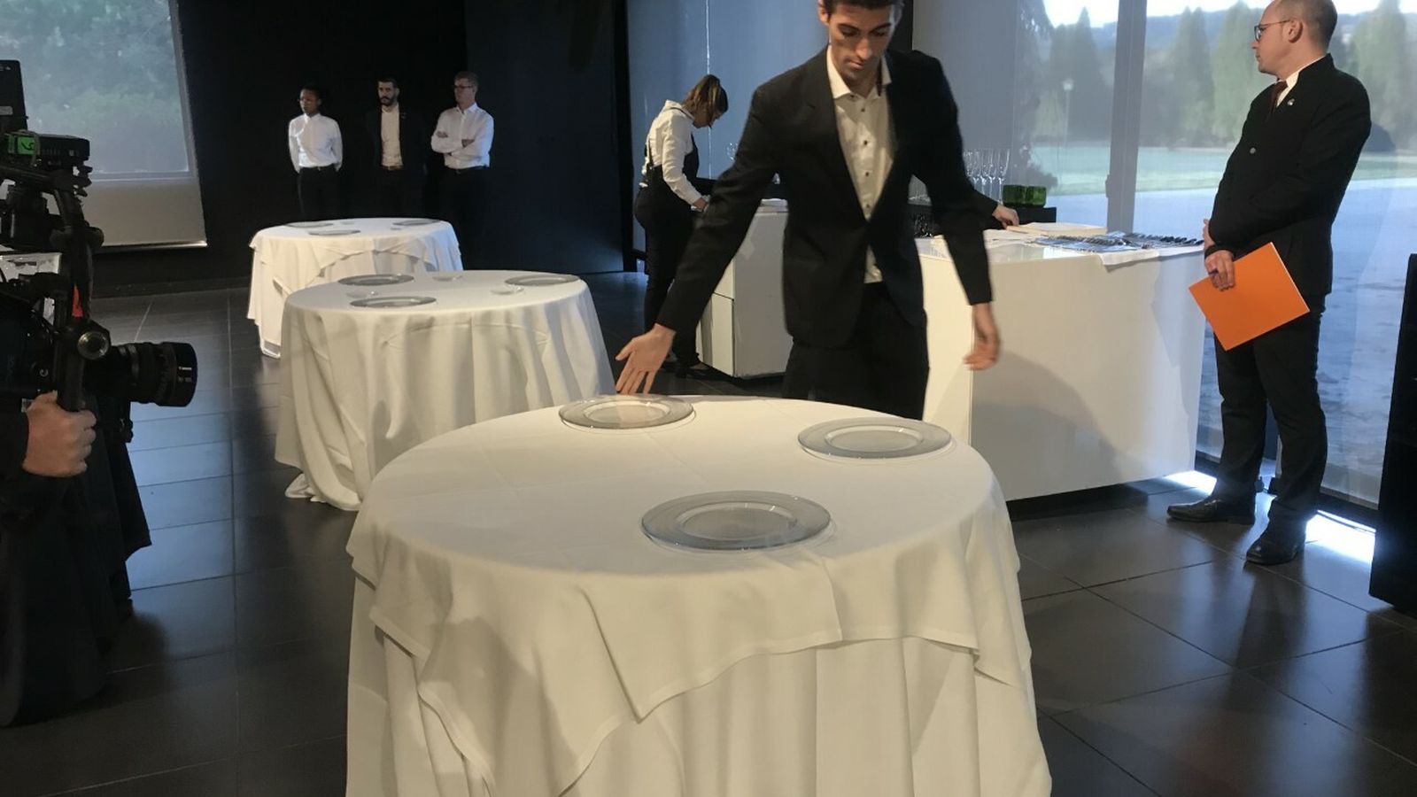 Prueba en la que el gaditano Jesús Guillén prepara una mesa.