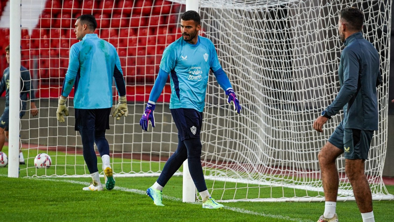 Fernando y Maximiano se ejercitan en un entrenamiento en el estadio.