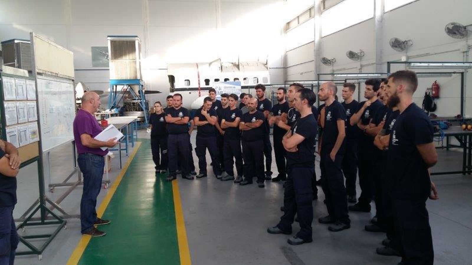 Un grupo de alumnos que se forman en las instalaciones de MD Aeronéutica en Gelves.