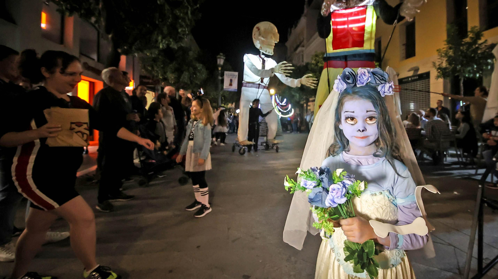 El desfile de Halloween llena las calles de Jerez