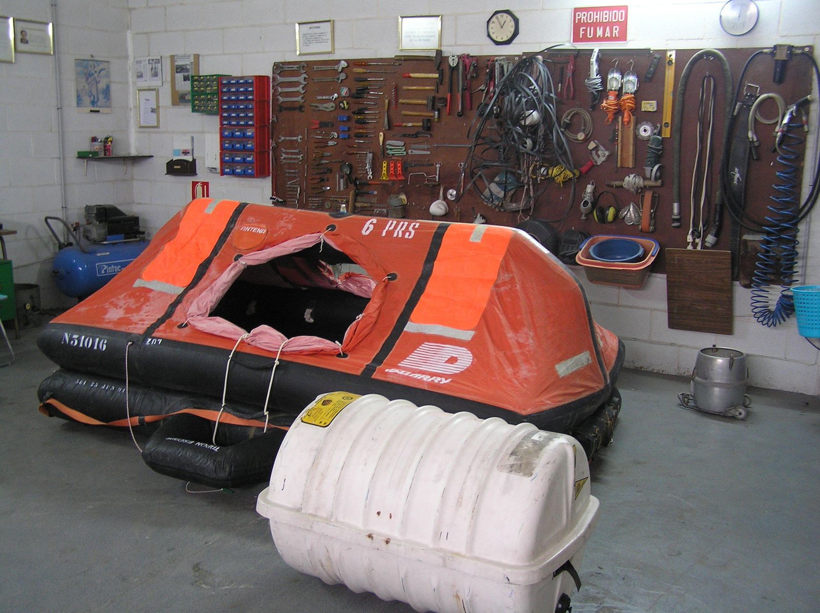 Taller de inspección de elementos de supervivencia Ausmar Duarry que hoy cierra sus puertas.