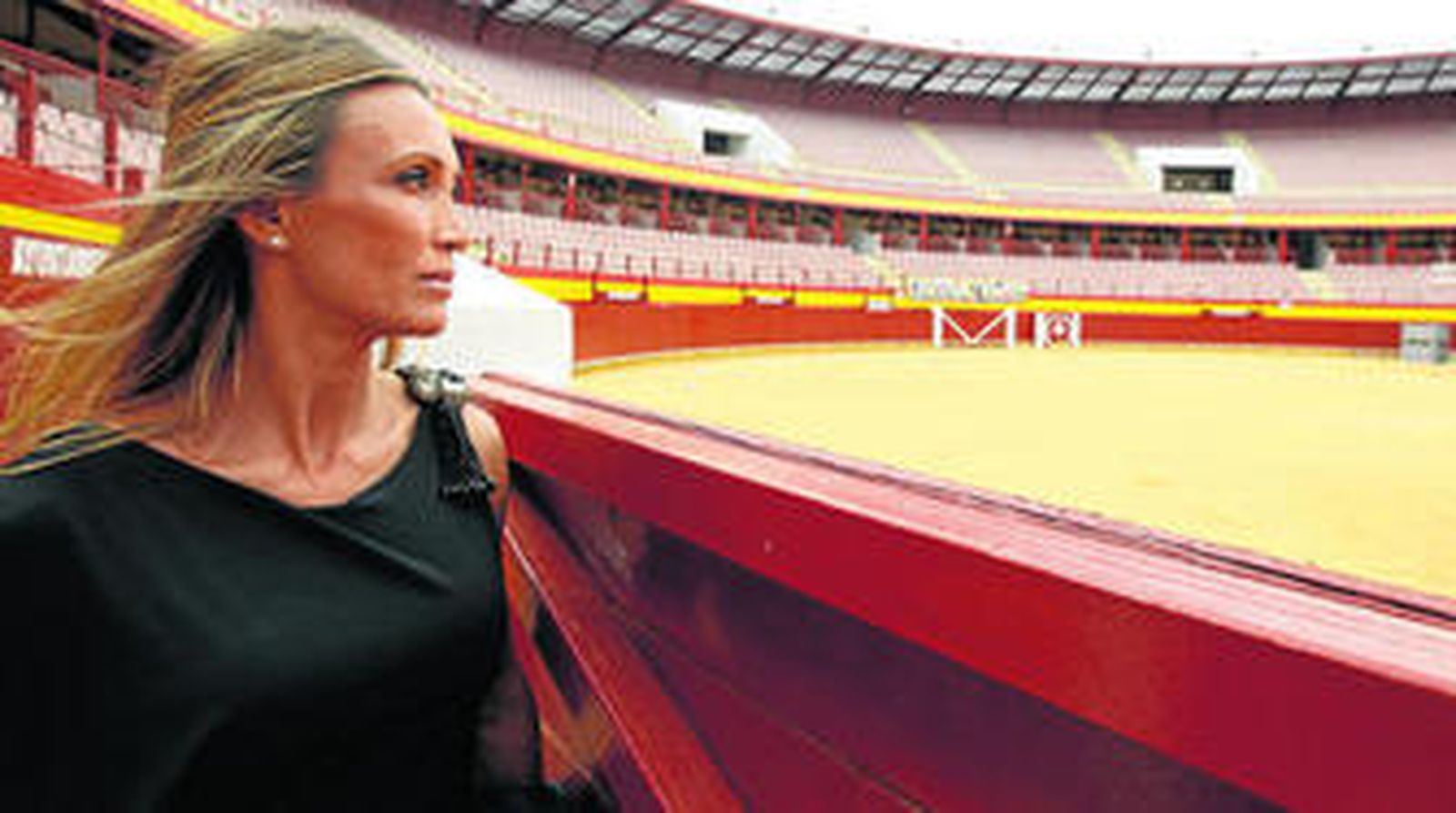 Cristina Sánchez mira al tendido vacío de la Plaza de Toros de Roquetas de Mar, donde estuvo el miércoles para participar en el curso de verano.