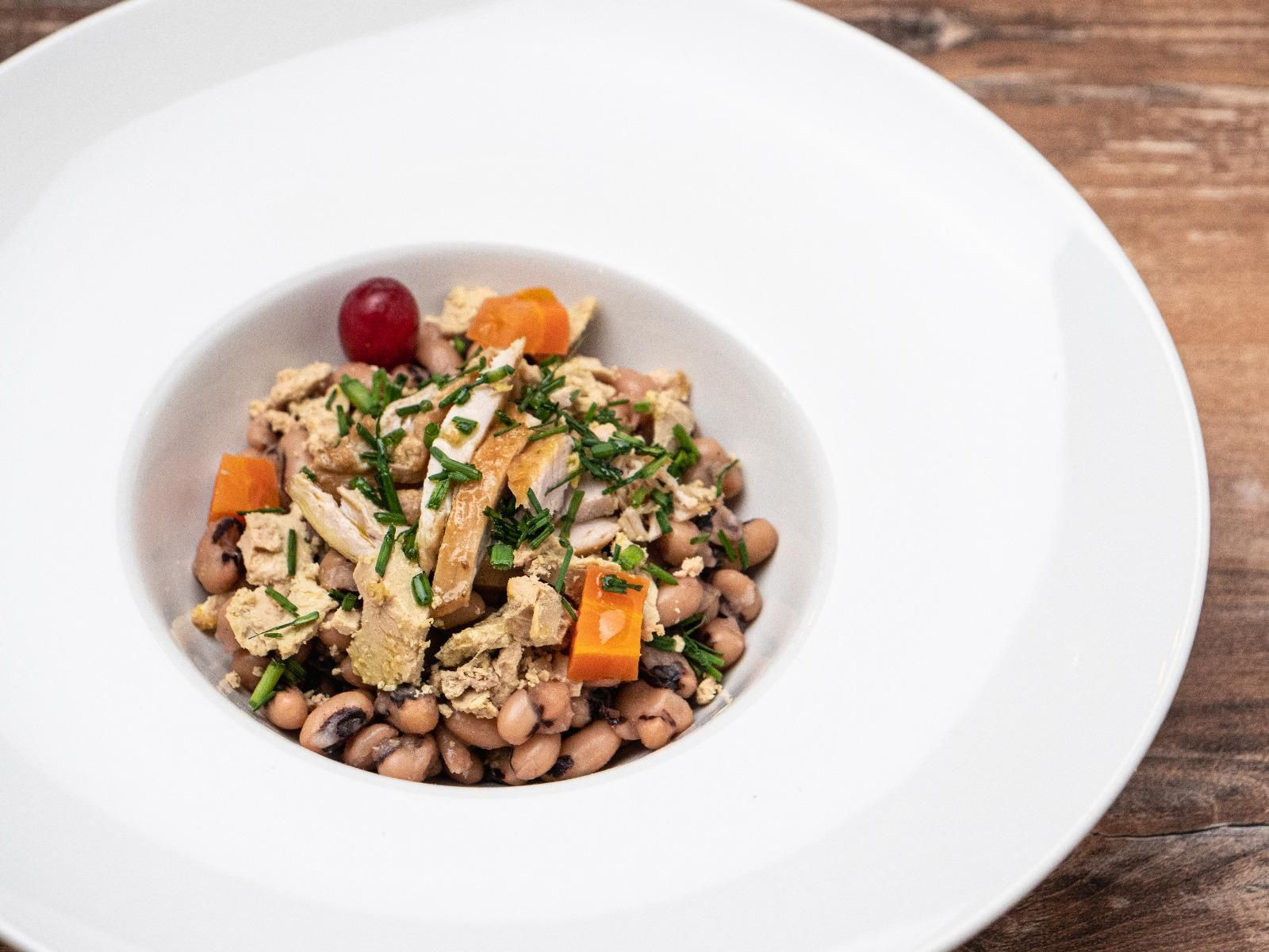 Alubias carillas, foie y codorniz escabechada con aliño de cítricos, uno de los platos del menú especial de Bomborombillos.