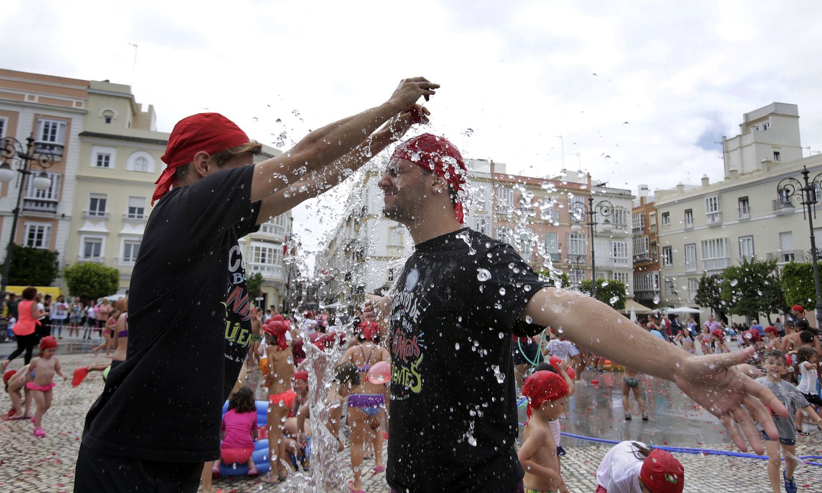 Monitores en la globatina de la Plaza San Antonio, actividad que fue la apertura del evento Cádiz Pirata.