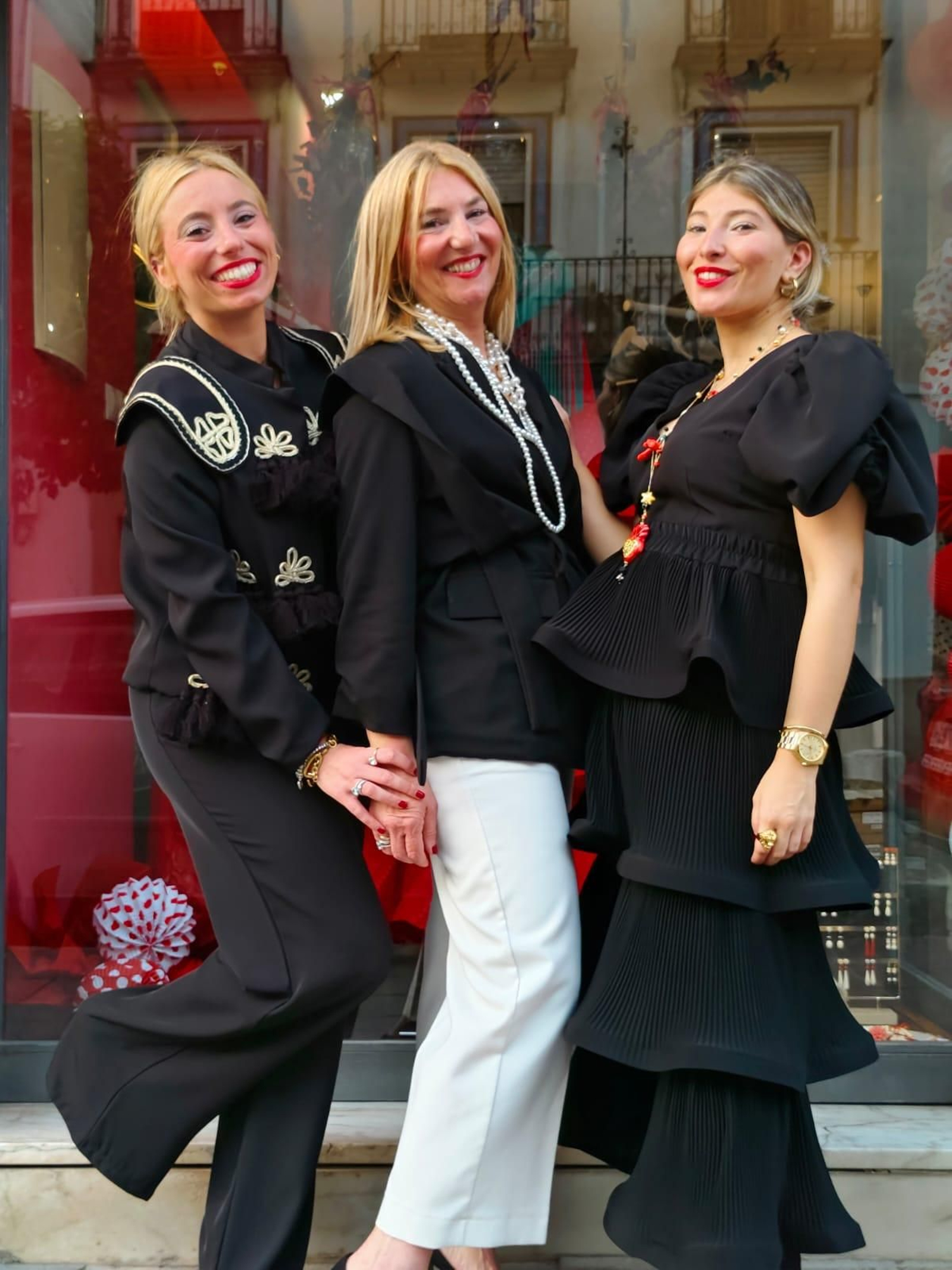 Anabel, responsable de El Armario de Paola (en el centro), junto a su hija y su nuera con sus propuestas de lookas para la noche del pescaíto