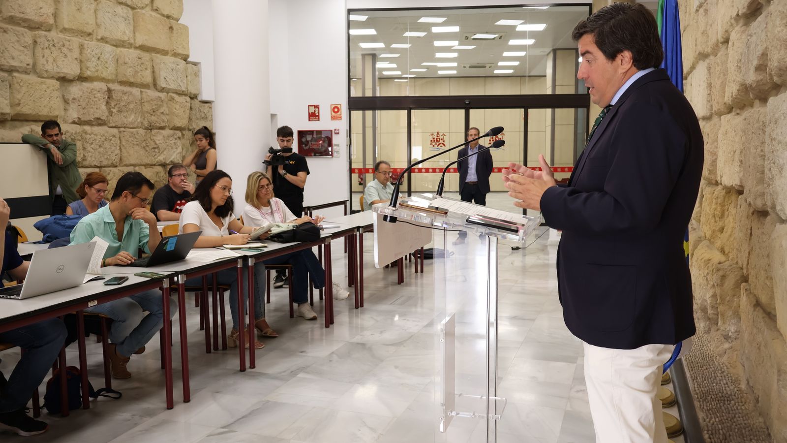 Jesús Coca presenta la ordenanza a la prensa.