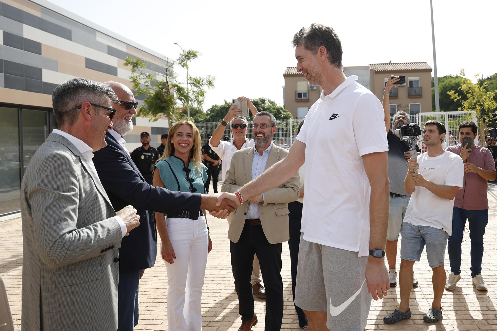 fotos de la inauguración con Pau Gasol del nuevo pabellón deportivo de Punto Ribot en La Línea