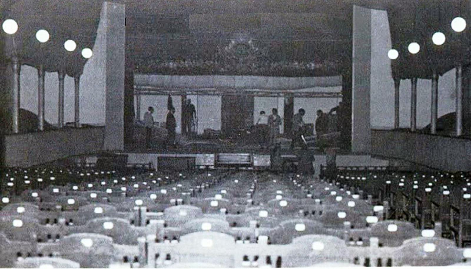 En esta fotografía del interior, preparado como escenario son visibles los arranques del gran paño.